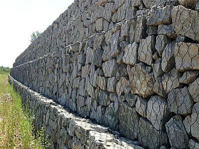 扶风县格网石笼作为挡墙结构时基础的埋置深度是多少