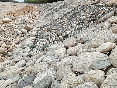 莎车县格宾网石笼挡土墙防护效果利用了当地丰富的鹅卵石资源